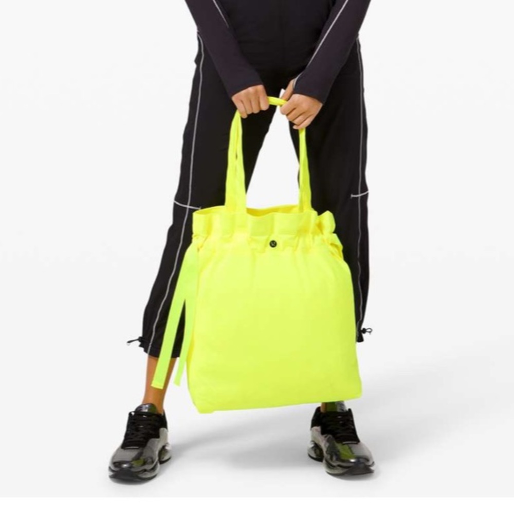Lululemon Easy As Sunday Tote *19L
Highlight Yellow